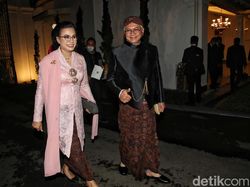 Aksi Nyelip Sri Mulyani Saat Foto Bersama Kabinet di Tasyakuran Kaesang