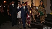 Muhaimin Iskandar melambaikan tangan kepada wartawan.