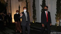 Wiranto berjalan masuk menuju Pura Mangkunegaran.