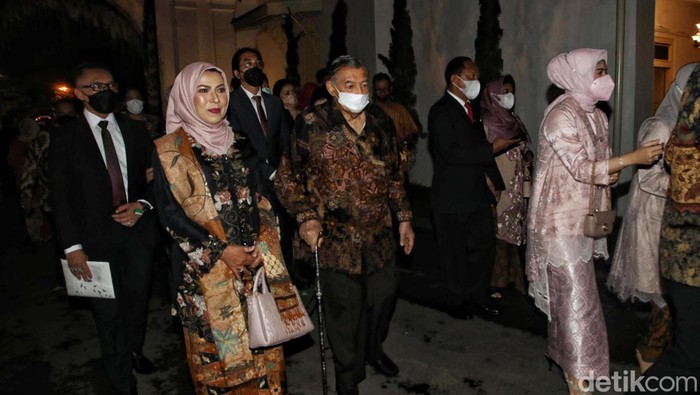 Momen Prabowo-Sri Mulyani Hadiri Resepsi Pernikahan Kaesang-Erina Sejumlah menteri yang sebelumnya tidak hadir di resepsi sesi siang, malam ini menghadiri resepsi malam pernikahan Kaesang dan Erina. Salah satunya adalah Prabowo dan Sri Mulyani.