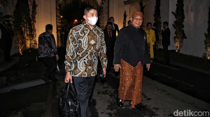 Momen Prabowo-Sri Mulyani Hadiri Resepsi Pernikahan Kaesang-Erina Sejumlah menteri yang sebelumnya tidak hadir di resepsi sesi siang, malam ini menghadiri resepsi malam pernikahan Kaesang dan Erina. Salah satunya adalah Prabowo dan Sri Mulyani.