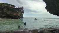Pantai Suluban juga terkenal dengan sebutan Blue Point Beach. Pantai ini kondang di kalangan wisatawan mancanegara. Foto: Nuranda Indrajaya/detikBali
