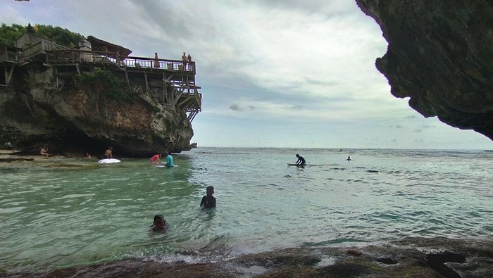 Pantai Suluban di Desa Pecatu, Kecamatan Kuta Selatan, Badung, Bali. Pantai Suluban di Desa Pecatu, Kecamatan Kuta Selatan, Badung, Bali.