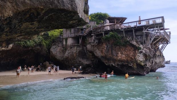 Pantai Suluban di Desa Pecatu, Kecamatan Kuta Selatan, Badung, Bali.