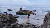 Banyak wisatawan datang ke Pantai Suluban untuk berselancar. Pantai pasir putih ini juga cocok untuk sekadar main air atau berenang. Foto: Nuranda Indrajaya/detikBali