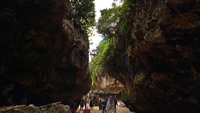 Pantai Suluban di Desa Pecatu, Kecamatan Kuta Selatan, Badung, Bali. Pantai Suluban di Desa Pecatu, Kecamatan Kuta Selatan, Badung, Bali.