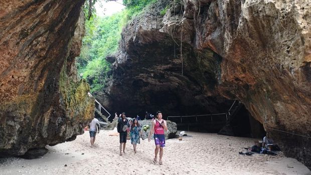 Pantai Suluban di Desa Pecatu, Kecamatan Kuta Selatan, Badung, Bali.