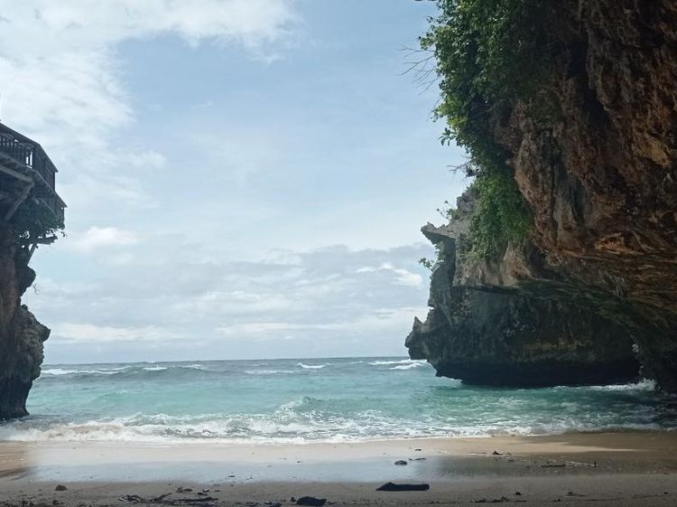 Berburu Spot Foto Instagramable di Bali? Yuk Melali ke Pantai Suluban