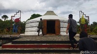 Rumah di Mongolian Culture Center Pantai Tanjung Lesung, Pandeglang.
