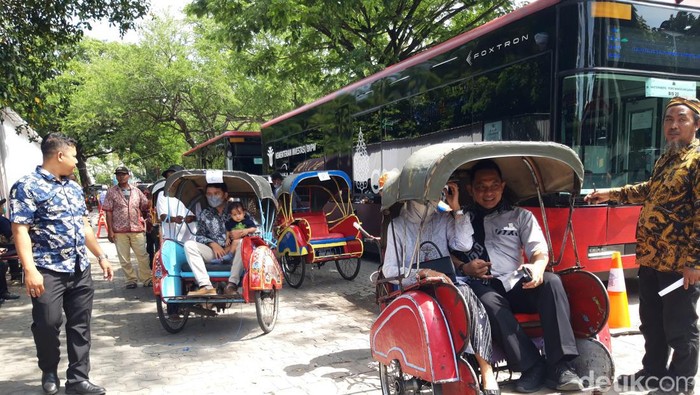 Para tamu tasyakuran Kaesang Pangarep dan Erina Gudono diangkut menggunakan becak