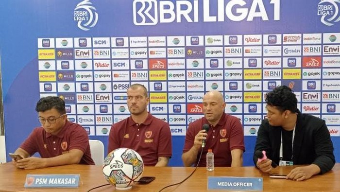 Pelatih PSM Makassar Bernardo Tavares dan pemainnya pada sesi prescon sebelum menghadapi Bhayangkara FC di Liga 1 2022/2023.