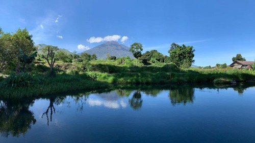 Pemandangan lereng Gunung Rinjani dari tepi Kolam Koro Stroberi di Desa Timba Gading, Kecamatan Sembalun, Kabupaten Lombok Timur, NTB.