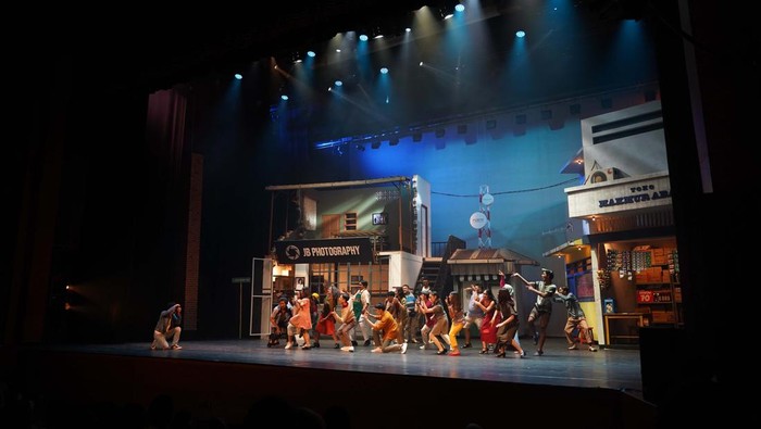 Pementasan Teater Musikal Cek Toko Sebelah di TIM Teater Musikal Cek Toko Sebelah sukses dipentaskan di Teater Jakarta Taman Ismail Marzuki. Pementasan ini dilakukan sejak 9 Desember lalu.