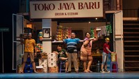 Teater Musikal Cek Toko Sebelah ini menghadirkan Chandra Satria, Morgan Oey, Kristo Immanuel, dan Lea Simanjuntak. Pertunjukan ini juga melahirkan talenta baru di dunia teater musikal, karena dalam proses pembuatannya Jakarta Movin mengadakan audisi terbuka pada September 2022 yang lalu. Tidak heran banyak nama nama baru yang hadir menghiasi panggung Teater Musikal Cek Toko Sebelah.