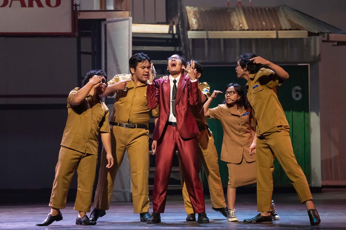 Teater Musikal Cek Toko Sebelah sukses dipentaskan di Teater Jakarta Taman Ismail Marzuki. Pementasan ini dilakukan sejak 9 Desember lalu.