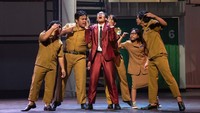 Pemeran mementaskan Teater Musikal Cek Toko Sebelah di Teater Jakarta Taman Ismail Marzuki, Jakarta.