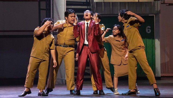 Pementasan Teater Musikal Cek Toko Sebelah di TIM Teater Musikal Cek Toko Sebelah sukses dipentaskan di Teater Jakarta Taman Ismail Marzuki. Pementasan ini dilakukan sejak 9 Desember lalu.