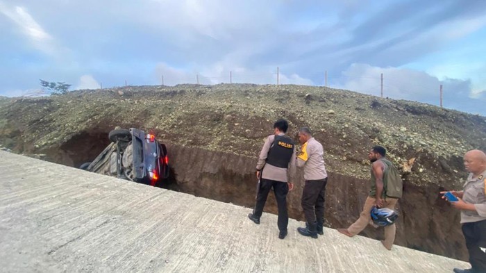 Penampakan mobil masuk selokan usai tabrak tebing di Jayapura.