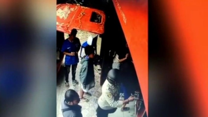 Penampakan polisi membiarkan pria menganiaya wanita di kantor jasa pengiriman, Wamena, Papua Pegunungan.