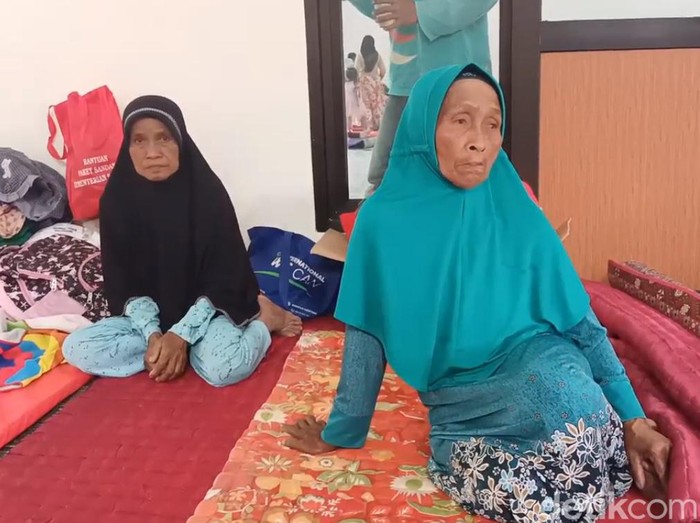 Pengungsi di Balai Desa Penanggal, Candipuro, Lumajang
