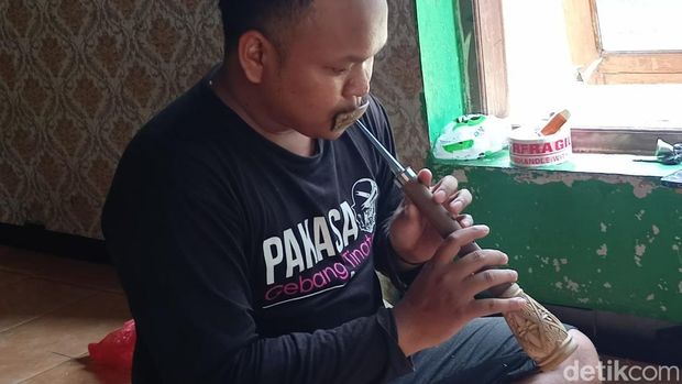 Di Ponorogo ada perajin terompet Reog yang mencuri perhatian. Aktivitasnya berkarya kerap diwarnai aksi ekstrem menjilat bara api.