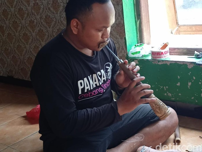 Di Ponorogo ada perajin terompet Reog yang mencuri perhatian. Aktivitasnya berkarya kerap diwarnai aksi ekstrem menjilat bara api.
