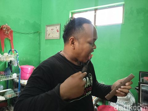 Di Ponorogo ada perajin terompet Reog yang mencuri perhatian. Aktivitasnya berkarya kerap diwarnai aksi ekstrem menjilat bara api.