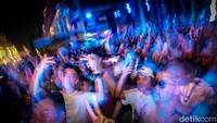 Para partygoers terhipnotis dengan penampilan DJ asal Amerika Serikat ini. Foto: Andhika Prasetia/ detikcom