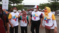 Ketua Komisi Pemberantasan Korupsi (KPK) Firli Bahuri (kedua kanan) meninjau salah satu stan dalam kegiatan jalan sehat memperingati Hari Antikorupsi Sedunia (Hakordia) 2022 di kawasan Gelora Bung Karno, Jakarta, Minggu (11/12/2022).