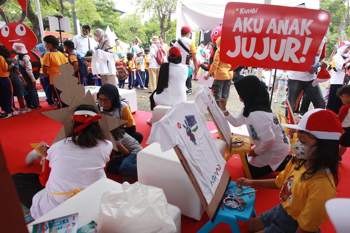 Ketua Komisi Pemberantasan Korupsi (KPK) Firli Bahuri (kedua kanan) meninjau salah satu stan dalam kegiatan jalan sehat memperingati Hari Antikorupsi Sedunia (Hakordia) 2022 di kawasan Gelora Bung Karno, Jakarta, Minggu (11/12/2022). Komisi Pemberantasan Korupsi (KPK) menggelar kegiatan jalan sehat untuk terus menggelorakan semangat pemberantasan korupsi. ANTARA FOTO/Reno Esnir/nym.