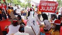 Warga melukis di salah satu stan dalam rangkaian kegiatan jalan sehat memperingati Hari Antikorupsi Sedunia (Hakordia) 2022 di Gelora Bung Karno, Jakarta, Minggu (11/12/2022).