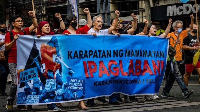 Peringati Hari Hak Asasi Manusia, Aktivis Padati Jalanan Manila Hari Hak Asasi Manusia diperingati setiap tanggal 10 Desember. Ratusan aktivis melakukan protes di lapangan umum Manila, Filipina.