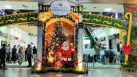 Dekorasi yang dominan dengan warna Natal yaitu merah, hijau dan dibalut dengan warna emas tampak megah berdiri di area pintu masuk mal.