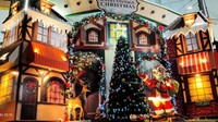 Ornamen Christmas Village dimusim dingin dilengkapi dengan patung sosok Santa berukuran besar dan rusa Natal pun menjadi daya tarik bagi pengunjung untuk berswafoto bersama keluarga di Malang Town Square.