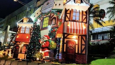 Pernak-pernik Natal Mulai Hiasan Pusat Perbelanjaan