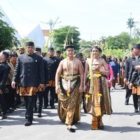 Dalam prosesi kirab atau berkeliling Solo dengan mengendarai delman dan berjalan kaki, Erina dan Kaesang tampil menggunakan baju Solo Basahan. Foto: Foto: Pradita Utama/detikcom