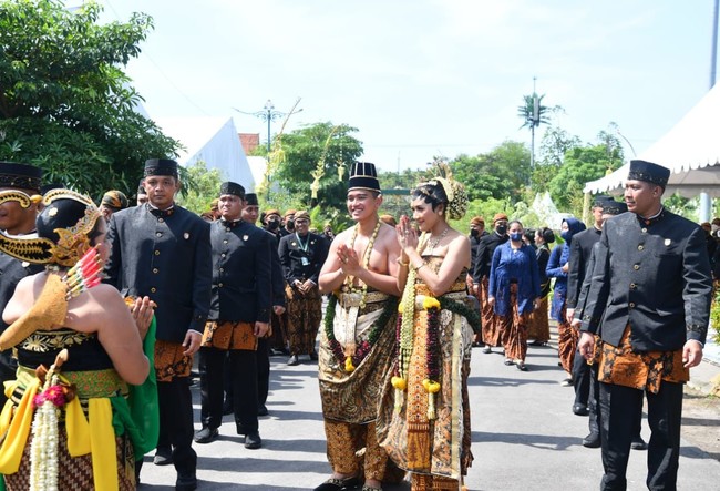 Pasangan yang resmi menikah di Yogyakarta pada Sabtu (10/12/2022) itu mengenakan baju dodotan. Foto: Foto: Pradita Utama/detikcom