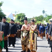 Pasangan yang resmi menikah di Yogyakarta pada Sabtu (10/12/2022) itu mengenakan baju dodotan. Foto: Foto: Pradita Utama/detikcom