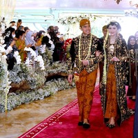 Kebaya berpotongan kutu baru tersebut tampak mewah dengan ornamen emas di seluruh kebaya. Pada bagian kutu baru dipasang bros renteng atau susun tiga. Pada bagian bawah, Erina menggunakan kain batik dengan motif khusus yaitu Sido Mukti, Sido Mulyo, dan Sido Asih, serta diwiru.Foto: Foto: Pradita Utama/detikcom