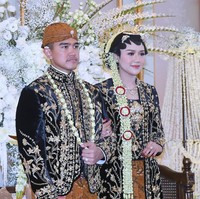 Pasangan tersebut kemudian berganti baju. Erina Gudono tampil dengan kebaya Solo Putri. Busana tersebut memiliki ciri khas kebaya dari bahan beludru. Foto: Foto: Pradita Utama/detikcom