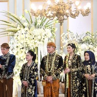 Keluarga Joko Widodo menggelar ngunduh mantu di Solo dalam rangkaian acara pernikahan putranya Kaesang Pangarep dan menantunya Erina Gudono. Dalam acara ngunduh mantu tersebut, Erina menggunakan dua baju adat khas Solo. Foto: Foto: Pradita Utama/detikcom