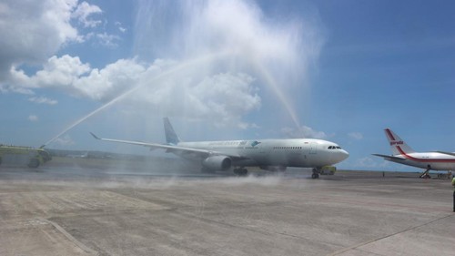 Pesawat Garuda Indonesia mendarat di landasan pacu Bandara I Gusti Ngurah Rai Bali usai melakukan penerbangan perdana dari Melbourne, Sabtu (10/12/2022).