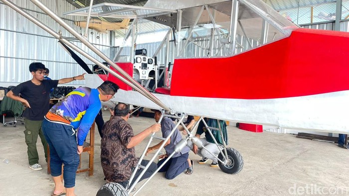 Pesawat jenis ultralight buatan montir lulusan SD asal Kabupaten Pinrang, Sulawesi Selatan (Sulsel) Haerul.