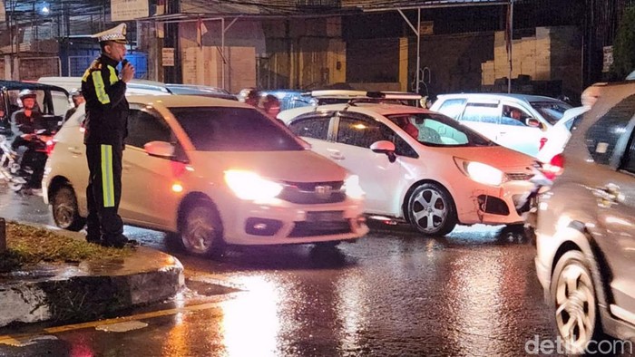 Polisi mengatur lalu lintas di kawasan Gedebage, Bandung.