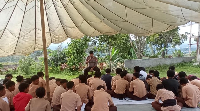 Polsek Cibinong memerikan pelatihan LDKS kepada 100 pelajar SMK di Bogor.