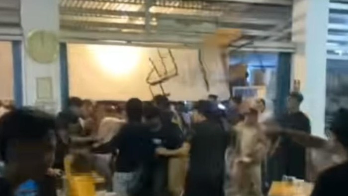 Nonton bareng Maroko Vs Portugal ricuh di Pontianak, pendukung saling lempar kursi.