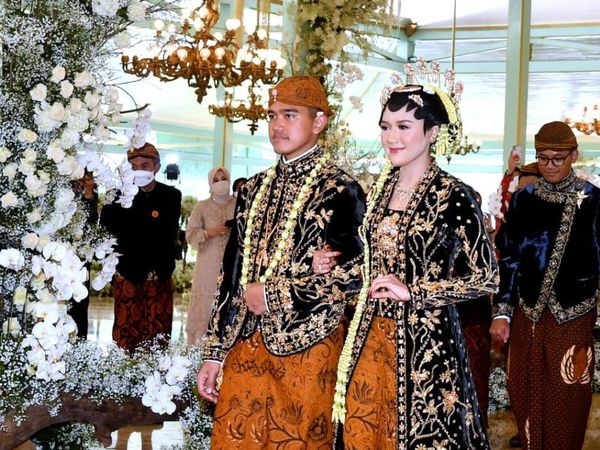 8 Gaya Erina Gudono Saat Ngunduh Mantu, Pakai Dodotan Hingga Kebaya Solo Putri