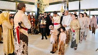 Jan Ethes terlihat memberikan hormat jelang akad nikah Kaesang. Foto: Tim Media Kaesang Erina