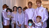 Momen dadah-dadah Jan Ethes dan Sedah Mirah di acara midodareni. Foto: Tim Media Kaesang Erina