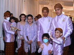 Momen dadah-dadah Jan Ethes dan Sedah Mirah di acara midodareni. Foto: Tim Media Kaesang Erina